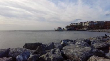 Kadıköy, İstanbul, Türkiye. 1 Aralık 2024 Kışında Moda İskelesi. Kışın Tarihi Moda Rıhtımında Kışı Yakalamak. Kışın Moda İskelesinin Huzuru..