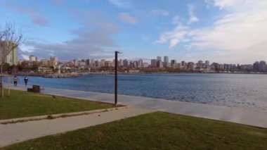 İstanbul, Türkiye. 1 Aralık 2024. Moda 'nın Serin Sabahı. Moda plajı sessiz bir sabah yürüyüşü için idealdir. Marmara Denizi 'nin huzurlu manzarasıyla Moda plajı. Aralık ayının sakin güzelliği Moda plajında ele geçirildi. Kadıköy 'de. İstanbul İli.