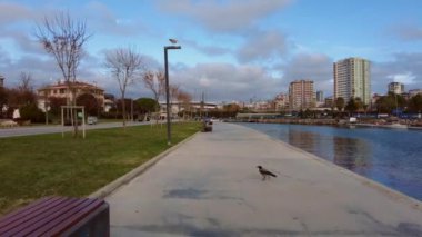 Kadıköy, İstanbul, Türkiye. 1 Aralık 2024 İstanbul, İstanbul 'un Kadıköy kentinde sakin bir Aralık sabahı yürüyüş yolları, dinlenme alanları ve tekneleriyle Kurbagalidere' nin huzurlu atmosferi..