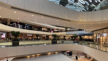 İstanbul, Türkiye. 8 Aralık 2024. İstanbul 'un en çok ziyaret edilen alışveriş merkezlerinden biri olan Vadithe Shopping Mall, önde gelen moda markalarını ve dünya lezzetlerini eşsiz bir doğal ortamda bir araya getiriyor. Yeni Yıl Etkinlikleriyle Alışveriş Merkezi.