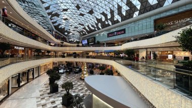 İstanbul, Türkiye. 8 Aralık 2024. İstanbul 'un en çok ziyaret edilen alışveriş merkezlerinden biri olan Vadithe Shopping Mall, önde gelen moda markalarını ve dünya lezzetlerini eşsiz bir doğal ortamda bir araya getiriyor. Yeni Yıl Etkinlikleriyle Alışveriş Merkezi.