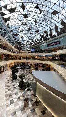 İstanbul, Türkiye. 8 Aralık 2024. İstanbul 'un en çok ziyaret edilen alışveriş merkezlerinden biri olan Vadithe Shopping Mall, önde gelen moda markalarını ve dünya lezzetlerini eşsiz bir doğal ortamda bir araya getiriyor. Yeni Yıl Etkinlikleriyle Alışveriş Merkezi.