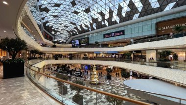 İstanbul, Türkiye. 8 Aralık 2024. İstanbul 'un en çok ziyaret edilen alışveriş merkezlerinden biri olan Vadithe Shopping Mall, önde gelen moda markalarını ve dünya lezzetlerini eşsiz bir doğal ortamda bir araya getiriyor. Yeni Yıl Etkinlikleriyle Alışveriş Merkezi.