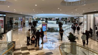 İstanbul, Türkiye. 8 Aralık 2024. İstanbul 'un en çok ziyaret edilen alışveriş merkezlerinden biri olan Vadithe Shopping Mall, önde gelen moda markalarını ve dünya lezzetlerini eşsiz bir doğal ortamda bir araya getiriyor. Yeni Yıl Etkinlikleriyle Alışveriş Merkezi.