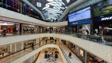 İstanbul, Türkiye. 8 Aralık 2024. İstanbul 'un en çok ziyaret edilen alışveriş merkezlerinden biri olan Vadithe Shopping Mall, önde gelen moda markalarını ve dünya lezzetlerini eşsiz bir doğal ortamda bir araya getiriyor. Yeni Yıl Etkinlikleriyle Alışveriş Merkezi.