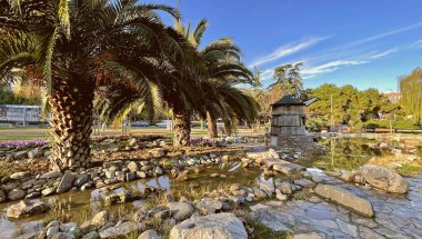 Atakoy, İstanbul, Türkiye. 9 Aralık 2024 Kazakistan Parkı. Yeşil Doğa ve Eğlence Alanı. Parkın yürüyüş yolları, küçük bir yapay gölet, yemyeşil doğa ve dinlenme alanları var..