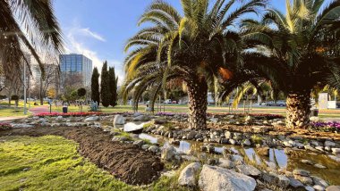 Atakoy, İstanbul, Türkiye. 9 Aralık 2024 Kazakistan Parkı. Yeşil Doğa ve Eğlence Alanı. Parkın yürüyüş yolları, küçük bir yapay gölet, yemyeşil doğa ve dinlenme alanları var..