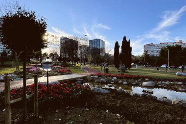 Atakoy, İstanbul, Türkiye. 9 Aralık 2024 Kazakistan Parkı. Yeşil Doğa ve Eğlence Alanı. Parkın yürüyüş yolları, küçük bir yapay gölet, yemyeşil doğa ve dinlenme alanları var..