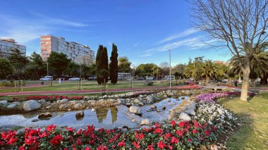 Atakoy, İstanbul, Türkiye. 9 Aralık 2024 Kazakistan Parkı. Yeşil Doğa ve Eğlence Alanı. Parkın yürüyüş yolları, küçük bir yapay gölet, yemyeşil doğa ve dinlenme alanları var..
