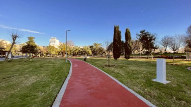 Atakoy, İstanbul, Türkiye. 9 Aralık 2024 Kazakistan Parkı. Yeşil Doğa ve Eğlence Alanı. Parkın yürüyüş yolları, küçük bir yapay gölet, yemyeşil doğa ve dinlenme alanları var..