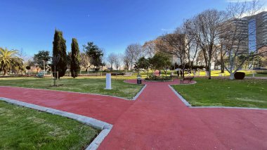 Atakoy, İstanbul, Türkiye. 9 Aralık 2024 Kazakistan Parkı. Yeşil Doğa ve Eğlence Alanı. Parkın yürüyüş yolları, küçük bir yapay gölet, yemyeşil doğa ve dinlenme alanları var..