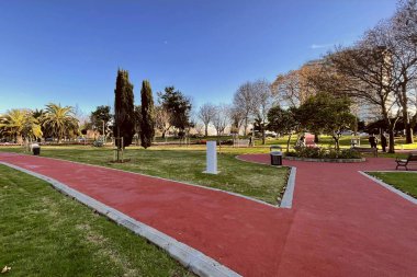 Atakoy, İstanbul, Türkiye. 9 Aralık 2024 Kazakistan Parkı. Yeşil Doğa ve Eğlence Alanı. Parkın yürüyüş yolları, küçük bir yapay gölet, yemyeşil doğa ve dinlenme alanları var..