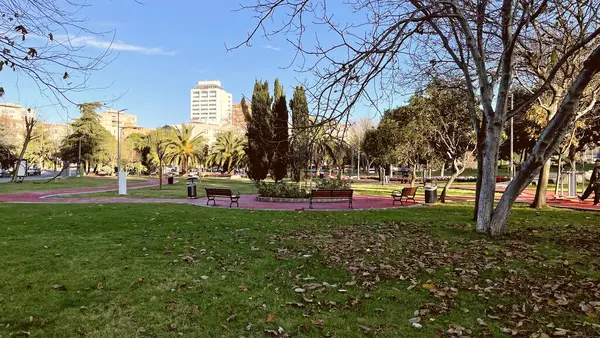 Atakoy, İstanbul, Türkiye. 9 Aralık 2024 Kazakistan Parkı. Yeşil Doğa ve Eğlence Alanı. Parkın yürüyüş yolları, küçük bir yapay gölet, yemyeşil doğa ve dinlenme alanları var..