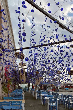 Ayvalik, Türkiye 'nin Ege Denizi kıyısındaki en önemli turizm merkezlerinden biri. Ayvalik' in kültürel zenginliği ve turistik merkezi. Ayvalik 'in tarihi evleri, dar sokakları, yerel yaşam tarzı..