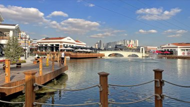 İstanbul, Türkiye. 14 Aralık 2024. Tema Dünyası, üç neslin de yaşına bakılmaksızın birlikte zaman geçirebileceği bir eğlence merkezi ve büyüleyici manzara unsurlarıyla entegre edilmiş nefes kesici bir şehir parkı..