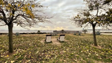 Atakoy, İstanbul, Türkiye. 13 Aralık 2024 Atakoy Baruthane Parkı, Marmara Denizi 'nde Serene Güz Günü. Marmara Denizi kıyısındaki Atakoy Baruthane Parkı' nın sakin güzelliği. Ufukta birkaç gemi görünüyor, derinlik ve sükunet hissi katıyor..