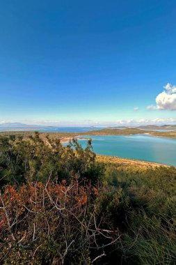 Seytan Sofrasi, Ayvalik. Şeytanın Masası, Türkiye 'nin en güzel günbatımlarından birine tanıklık edecek ve Ayvalk Adaları ile Lesbos Adası' nın panoramik manzarasına sahip olacaksınız.