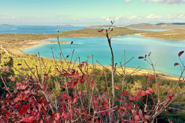 Seytan Sofrasi, Ayvalik. Şeytanın Masası, Türkiye 'nin en güzel günbatımlarından birine tanıklık edecek ve Ayvalk Adaları ile Lesbos Adası' nın panoramik manzarasına sahip olacaksınız.