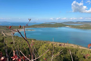 Seytan Sofrasi, Ayvalik. Şeytanın Masası, Türkiye 'nin en güzel günbatımlarından birine tanıklık edecek ve Ayvalk Adaları ile Lesbos Adası' nın panoramik manzarasına sahip olacaksınız.