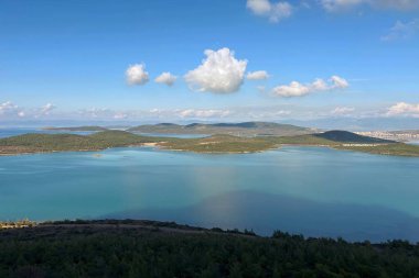 Seytan Sofrasi, Ayvalik. Şeytanın Masası, Türkiye 'nin en güzel günbatımlarından birine tanıklık edecek ve Ayvalk Adaları ile Lesbos Adası' nın panoramik manzarasına sahip olacaksınız.