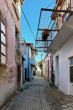 Ayvalik, Türkiye 'nin Ege Denizi kıyısındaki en önemli turizm merkezlerinden biri. Ayvalik' in kültürel zenginliği ve turistik merkezi. Ayvalik 'in tarihi evleri, dar sokakları, yerel yaşam tarzı..