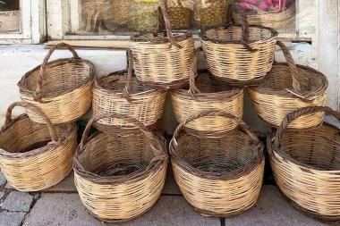 Ayvalik, Türkiye 'nin Ege Denizi kıyısındaki en önemli turizm merkezlerinden biri. Ayvalik' in kültürel zenginliği ve turistik merkezi. Ayvalik 'in tarihi evleri, dar sokakları, yerel yaşam tarzı..