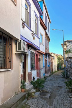 Ayvalik, Türkiye 'nin Ege Denizi kıyısındaki en önemli turizm merkezlerinden biri. Ayvalik' in kültürel zenginliği ve turistik merkezi. Ayvalik 'in tarihi evleri, dar sokakları, yerel yaşam tarzı..