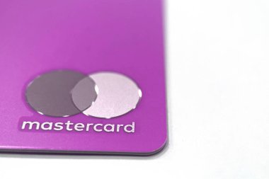 İstanbul, Türkiye. 13 Aralık 2024. Logolu bir Mastercard 'ın yakın çekimi. Bir Mastercard' ın yakın çekim görüntüsü. Odak noktası Mastercard logosu, üst üste binen iki daire ve onların altında yazan 