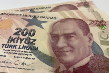 Beyaz arka planda 200 Türk Lira Banknotunu kapat. Maliye ve ekonomi kavramı.