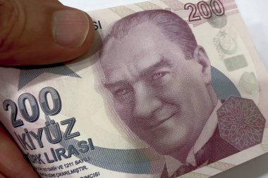 Beyaz arka planda 200 Türk Lira Banknotunu kapat. Maliye ve ekonomi kavramı.