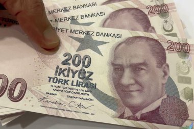Beyaz arka planda 200 Türk Lira Banknotunu kapat. Maliye ve ekonomi kavramı.