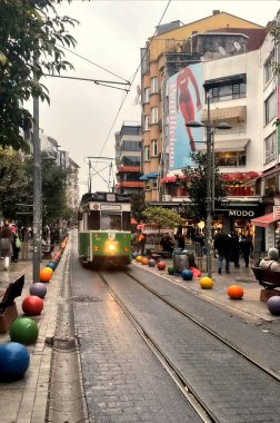 Kadıköy, İstanbul, Türkiye. 29 Aralık 2024 Kadıköy ile Moda arasında Nostaljik tramvay hattı. Bahariye Caddesi 'nde tramvay servisi. İstanbul İli.