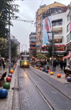 Kadıköy, İstanbul, Türkiye. 29 Aralık 2024 Kadıköy ile Moda arasında Nostaljik tramvay hattı. Bahariye Caddesi 'nde tramvay servisi. İstanbul İli.