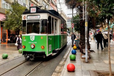 Kadıköy, İstanbul, Türkiye. 29 Aralık 2024 Kadıköy ile Moda arasında Nostaljik tramvay hattı. Bahariye Caddesi 'nde tramvay servisi. İstanbul İli.