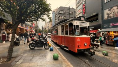 Kadıköy, İstanbul, Türkiye. 29 Aralık 2024 Kadıköy ile Moda arasında Nostaljik tramvay hattı. Bahariye Caddesi 'nde tramvay servisi. İstanbul İli.