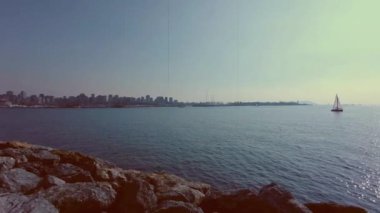 Moda, İstanbul, Türkiye. 26 Ocak 2024. İstanbul 'un Asya yakasında, Moda kıyısında ve Marmara Denizi' nde. Güneşli bir ocak günü kayalıklardan ve teknelerden Marmara Denizi manzarası.