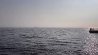 Atakoy, İstanbul, Türkiye. 1.2024 Şubat 'ta Atakoy Baruthane Halk Parkı' ndan Marmara Denizi manzarası sisli bir günde. Sisli Sabahın Gizemi. Atakoy Baruthane 'den Marmara' nın görüntüsü.