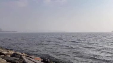 Atakoy, İstanbul, Türkiye. 1.2024 Şubat 'ta Atakoy Baruthane Halk Parkı' ndan Marmara Denizi manzarası sisli bir günde. Sisli Sabahın Gizemi. Atakoy Baruthane 'den Marmara' nın görüntüsü.