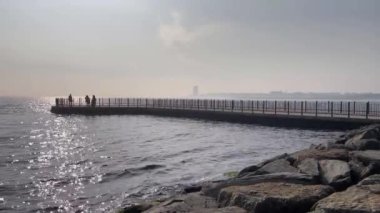 Atakoy, İstanbul, Türkiye. 1.2024 Şubat 'ta Atakoy Baruthane Halk Parkı' ndan Marmara Denizi manzarası sisli bir günde. Sisli Sabahın Gizemi. Atakoy Baruthane 'den Marmara' nın görüntüsü.