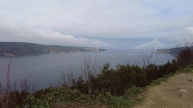 Boğaz, İstanbul, Türkiye. 2 Şubat 2024. Tarihi Yoros Kalesi 'nden muhteşem Boğaz Manzarası asma köprüleri ve doğası ile. İstanbul 'un Beykoz ilçesindeki tarihi Yoros Kalesi' nin kalıntıları
