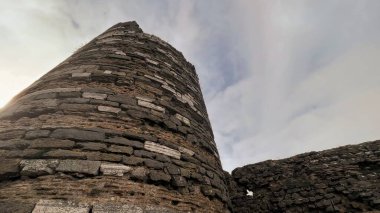 İstanbul, Türkiye. 2 Şubat 2024 Beykoz Tepeleri, İstanbullu Antik Yoros Kalesi kalıntıları. İstanbul Beykoz tepelerinde yer alan Yoros Şatosu 'nun tarihi kalıntıları. Yıpranmış ve engebeli kuleleri olan antik taş yapı..