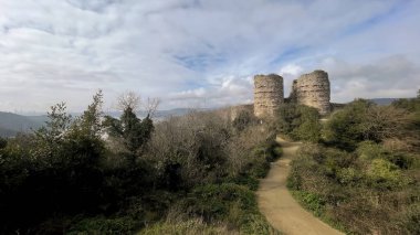 İstanbul, Türkiye. 2 Şubat 2024 Beykoz Tepeleri, İstanbullu Antik Yoros Kalesi kalıntıları. İstanbul Beykoz tepelerinde yer alan Yoros Şatosu 'nun tarihi kalıntıları. Yıpranmış ve engebeli kuleleri olan antik taş yapı..