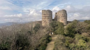 İstanbul, Türkiye. 2 Şubat 2024 Beykoz Tepeleri, İstanbullu Antik Yoros Kalesi kalıntıları. İstanbul Beykoz tepelerinde yer alan Yoros Şatosu 'nun tarihi kalıntıları. Yıpranmış ve engebeli kuleleri olan antik taş yapı..