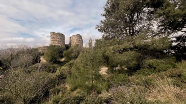 İstanbul, Türkiye. 2 Şubat 2024 Beykoz Tepeleri, İstanbullu Antik Yoros Kalesi kalıntıları. İstanbul Beykoz tepelerinde yer alan Yoros Şatosu 'nun tarihi kalıntıları. Yıpranmış ve engebeli kuleleri olan antik taş yapı..