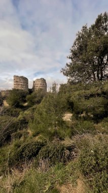 İstanbul, Türkiye. 2 Şubat 2024 Beykoz Tepeleri, İstanbullu Antik Yoros Kalesi kalıntıları. İstanbul Beykoz tepelerinde yer alan Yoros Şatosu 'nun tarihi kalıntıları. Yıpranmış ve engebeli kuleleri olan antik taş yapı..