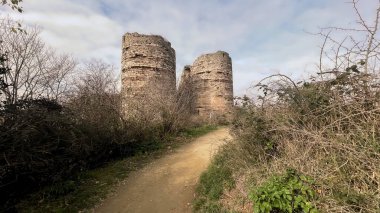 İstanbul, Türkiye. 2 Şubat 2024 Beykoz Tepeleri, İstanbullu Antik Yoros Kalesi kalıntıları. İstanbul Beykoz tepelerinde yer alan Yoros Şatosu 'nun tarihi kalıntıları. Yıpranmış ve engebeli kuleleri olan antik taş yapı..