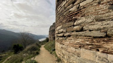 İstanbul, Türkiye. 2 Şubat 2024 Beykoz Tepeleri, İstanbullu Antik Yoros Kalesi kalıntıları. İstanbul Beykoz tepelerinde yer alan Yoros Şatosu 'nun tarihi kalıntıları. Yıpranmış ve engebeli kuleleri olan antik taş yapı..