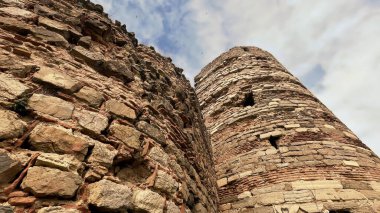 İstanbul, Türkiye. 2 Şubat 2024 Beykoz Tepeleri, İstanbullu Antik Yoros Kalesi kalıntıları. İstanbul Beykoz tepelerinde yer alan Yoros Şatosu 'nun tarihi kalıntıları. Yıpranmış ve engebeli kuleleri olan antik taş yapı..