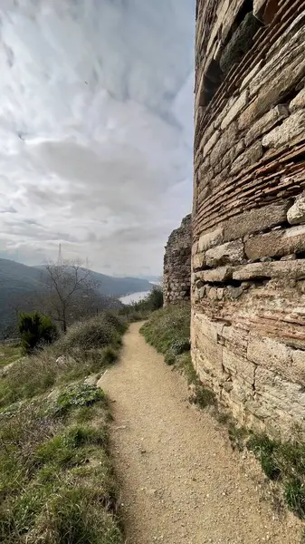 İstanbul, Türkiye. 2 Şubat 2024 Beykoz Tepeleri, İstanbullu Antik Yoros Kalesi kalıntıları. İstanbul Beykoz tepelerinde yer alan Yoros Şatosu 'nun tarihi kalıntıları. Yıpranmış ve engebeli kuleleri olan antik taş yapı..