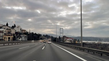 İstanbul, Türkiye. 2 Şubat 2025. İstanbul Trafik Akışı 15 Temmuz Şehitleri Köprüsü. İstanbul 'daki ikonik 15 Temmuz Şehitleri Köprüsü' nden geçen araçların hareketini kaydediyor..